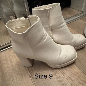 Stylish Women's Ankle Boots in White - Size 9